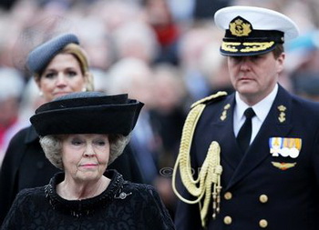 Королева Беатрикс едва не пострадала во время мемориальной церемонииКоролева Беатрикс едва не пострадала во время мемориальной церемонии